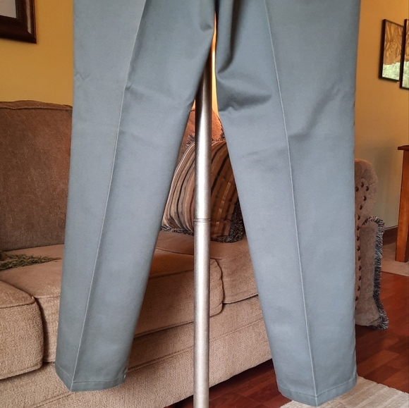 Men's Dockers Classic Pleat Pants - Picture 6 of 7